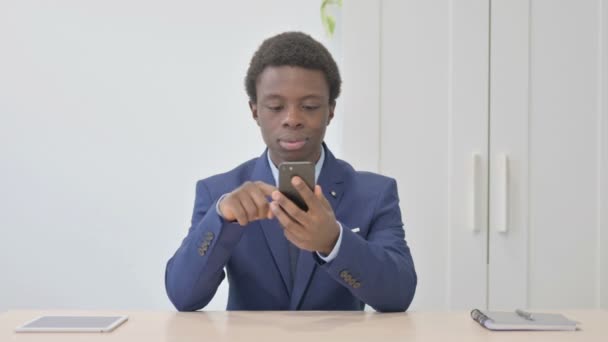 Sconvolto Giovane Imprenditore Africano Che Reagisce Alla Perdita Smartphone — Video Stock