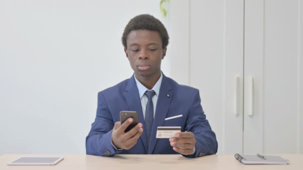 Giovane Imprenditore Africano Che Effettua Con Successo Pagamento Online Smartphone — Video Stock