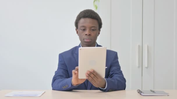 Νεαρός Αφρικανός Επιχειρηματίας Που Χρησιμοποιεί Ψηφιακή Ταμπλέτα Περιήγηση Στο Διαδίκτυο — Αρχείο Βίντεο