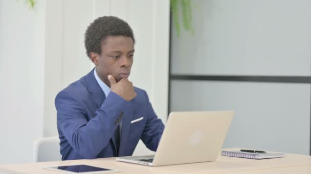Empresário Africano Pensando Enquanto Trabalhava Laptop — Vídeo de Stock