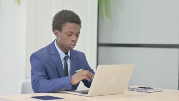 Αφρικανός Επιχειρηματίας Που Έχει Πονοκέφαλο Ενώ Εργάζεται Φορητό Υπολογιστή — Αρχείο Βίντεο