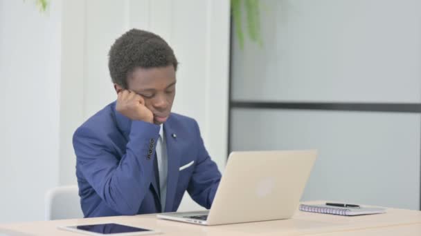 Afrikansk Forretningsmand Sover Mens Sidder Arbejde – Stock-video