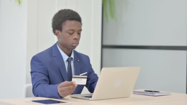 Uomo Affari Africano Che Effettua Con Successo Pagamento Online Sul — Video Stock