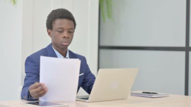 Laptop ve Belgelerde Çalışan Afrikalı İşadamı