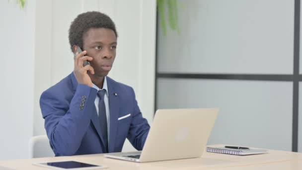 Afričtí Podnikatelé Mluví Telefonu Při Používání Notebooku — Stock video