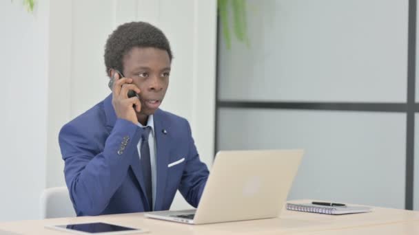 Displeased African Businessman Talking Angrily Smartphone Work — Vídeo de stock