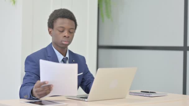 Homme Affaires Africain Célèbre Son Succès Lisant Des Documents Bureau — Video