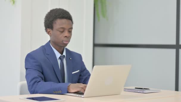Thumbs African Businessman Working Laptop — Vídeo de stock