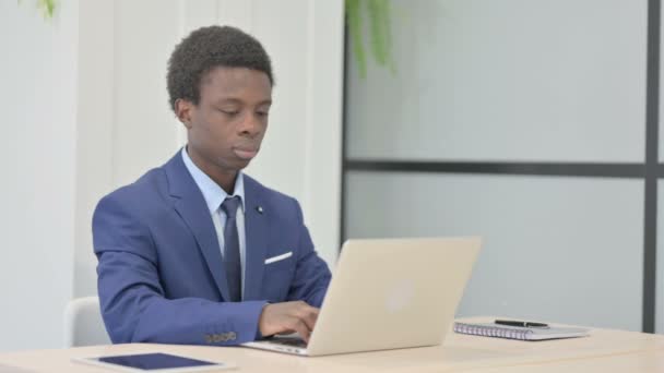 Empresário Africano Apontando Para Câmera Enquanto Trabalhava Laptop — Vídeo de Stock