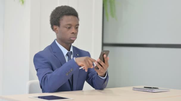 Empresário Africano Comemorando Vitória Smartphone — Vídeo de Stock