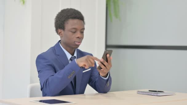 Afrikalı Şadamı Akıllı Telefon Kayıplarına Tepki Verdi — Stok video