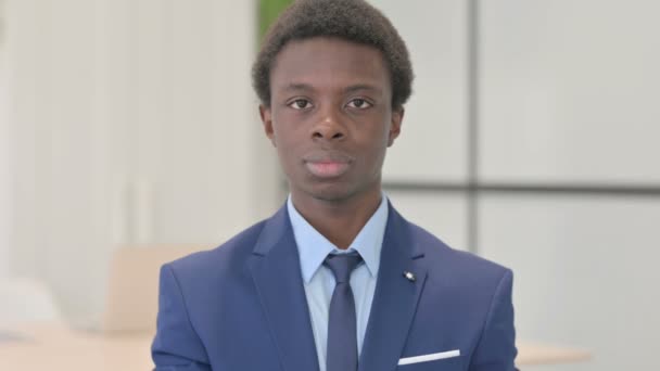 Portrait Young African Businessman Showing Thumbs — Vídeo de stock