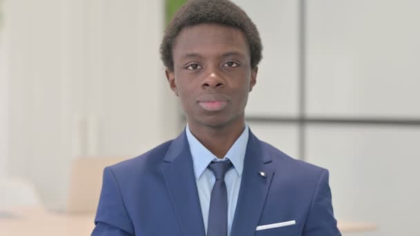 Portret Niechętnego Młodego Afrykańskiego Biznesmena Potrząsającego Głową Odrzuceniu — Wideo stockowe