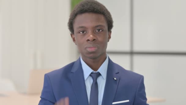 Fiatal Afrikai Üzletember Portréja Amint Kamerára Mutat — Stock videók