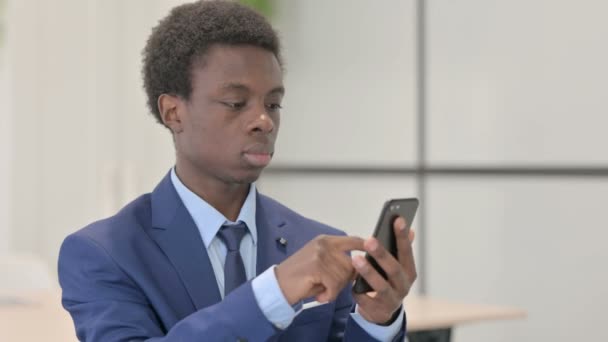 Retrato Joven Empresario Africano Usando Smartphone — Vídeo de stock