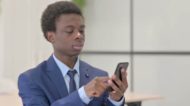 Portrét Mladého Afrického Podnikatele Slavícího Výhru Chytrém Telefonu — Stock video