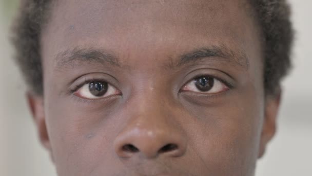 Zbliżenie Mrugające Afrykańskie Oczy Mężczyzna — Wideo stockowe