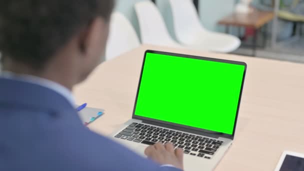 Νεαρός Αφρικανός Επιχειρηματίας Χρησιμοποιώντας Laptop Πράσινη Οθόνη — Αρχείο Βίντεο