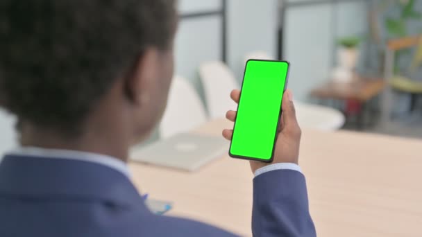 非洲青年商人使用带有绿色屏幕的智能手机 — 图库视频影像