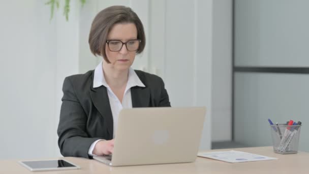 Gamla Senior Affärskvinna Skriva Laptop Office — Stockvideo