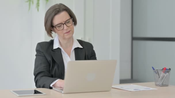 Gamla Senior Affärskvinna Med Nacksmärta När Använder Laptop — Stockvideo