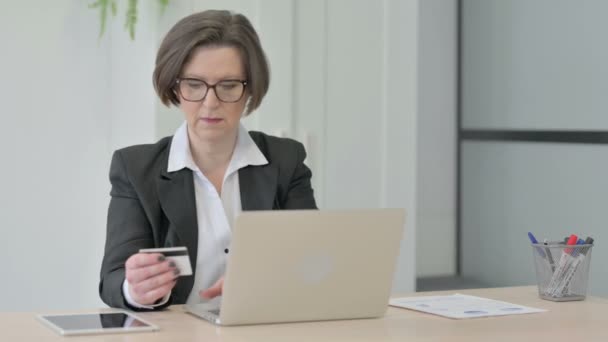 ラップトップでオンライン決済を成功させる高齢のシニアビジネス女性 — ストック動画