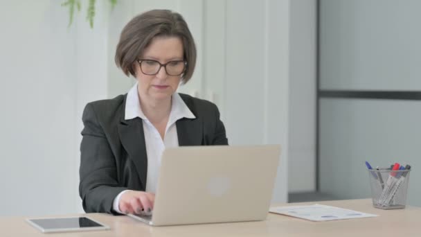 Anciana Empresaria Mayor Reaccionando Pérdida Mientras Trabaja Oficina — Vídeos de Stock