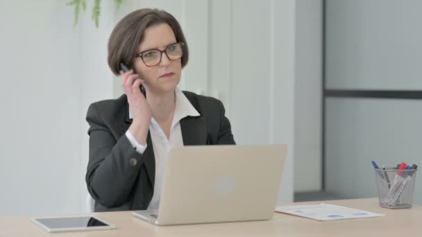 Displeased Old Senior Businesswoman Talking Angrily Smartphone Work — Vídeo de Stock