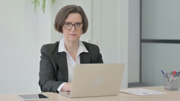 Old Senior Businesswoman Shocked While Working Laptop — Vídeo de Stock