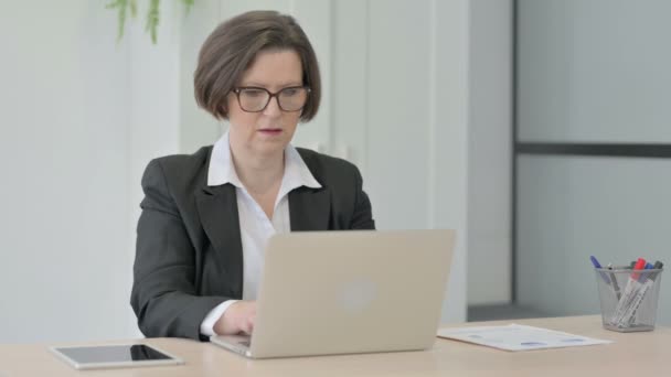 Old Senior Businesswoman Shaking Head Rejection Podczas Pracy Laptopie — Wideo stockowe