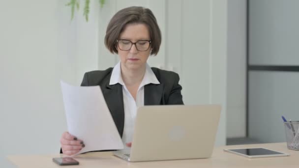 Old Senior Businesswoman Celebrating Success While Doing Paperwork — Stok video