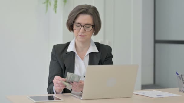 Old Senior Businesswoman Counting Dollar While Working Laptop — Vídeo de Stock