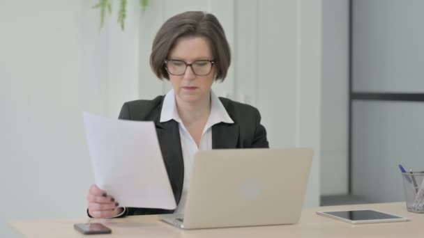Gamla Senioraffärskvinna Arbetar Med Bärbar Dator Och Dokument — Stockvideo