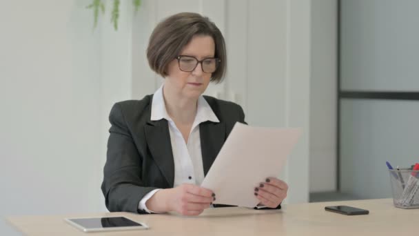 Old Senior Businesswoman Celebrating Success While Reading Documents Office — Stok video