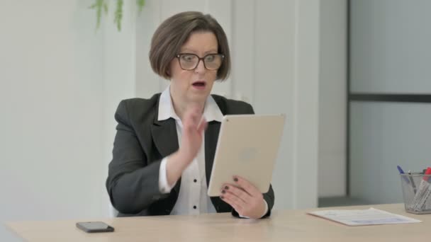 Shocked Old Senior Businesswoman Reacting Loss Digital Tablet — Stockvideo