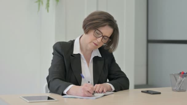 Old Senior Businesswoman Writing While Sitting Office — Stockvideo