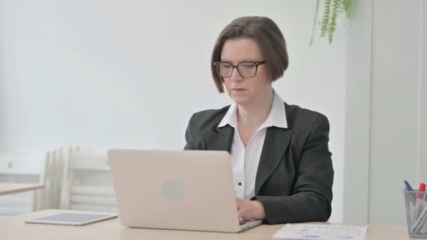 Gammel Senior Forretningskvinde Skriver Bærbar Computer Kontor – Stock-video