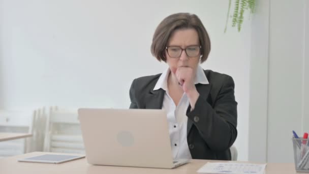 Old Senior Businesswoman Coughing While Working Laptop — Vídeos de Stock