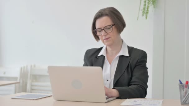 Old Senior Businesswoman Having Neck Pain While Using Laptop — Stok video