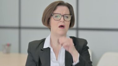 Öksürükten muzdarip Yaşlı İş kadınının portresi