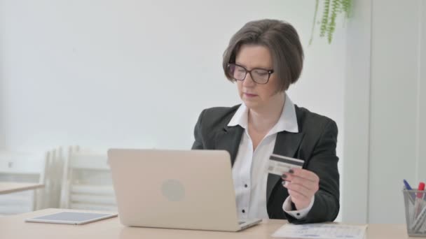 Old Senior Businesswoman Ανίκανη Κάνει Online Πληρωμή Στο Laptop — Αρχείο Βίντεο