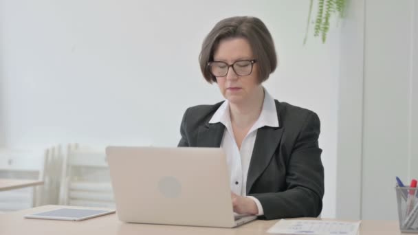 Old Senior Businesswoman Shaking Head Rejection While Working Laptop — Stockvideo