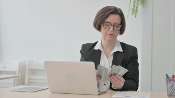Old Senior Businesswoman Liczenie Dolarów Podczas Pracy Laptopie — Wideo stockowe