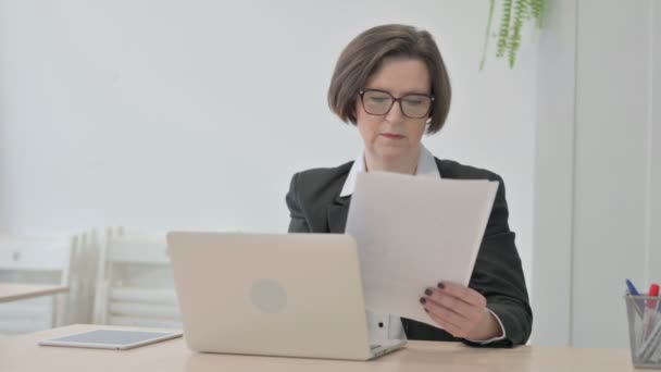 Oude Senior Zakenvrouw Werkt Aan Laptop Documenten — Stockvideo
