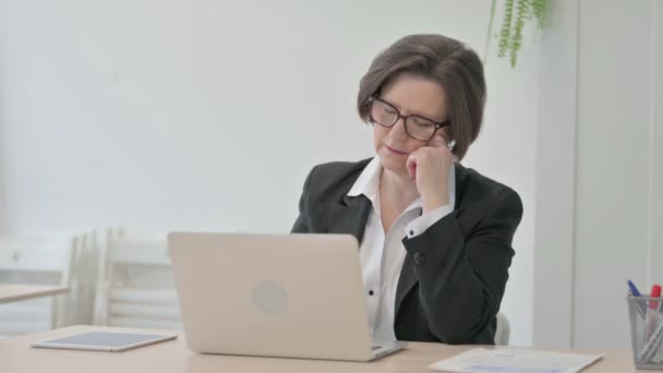 Old Senior Businesswoman Sleeping While Sitting Work — Video