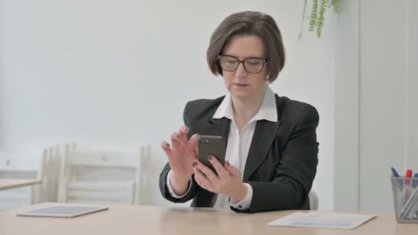 Succesvolle Oude Senior Zakenvrouw Vieren Win Smartphone — Stockvideo