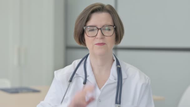 Gamle Senior Doctor Talar Nätet Video Call — Stockvideo