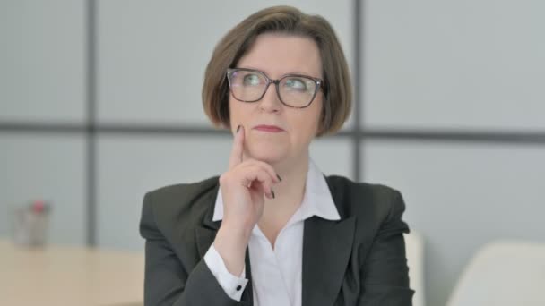 Portret Burzy Mózgów Stara Starsza Bizneswoman Myślenia Nowy Plan — Wideo stockowe