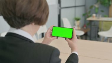 Yaşlı İş kadını Yeşil Ekranlı Akıllı Telefonu Tutuyor