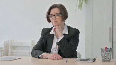 Düşünceli Yaşlı İş Kadını Çalışırken Düşünüyor